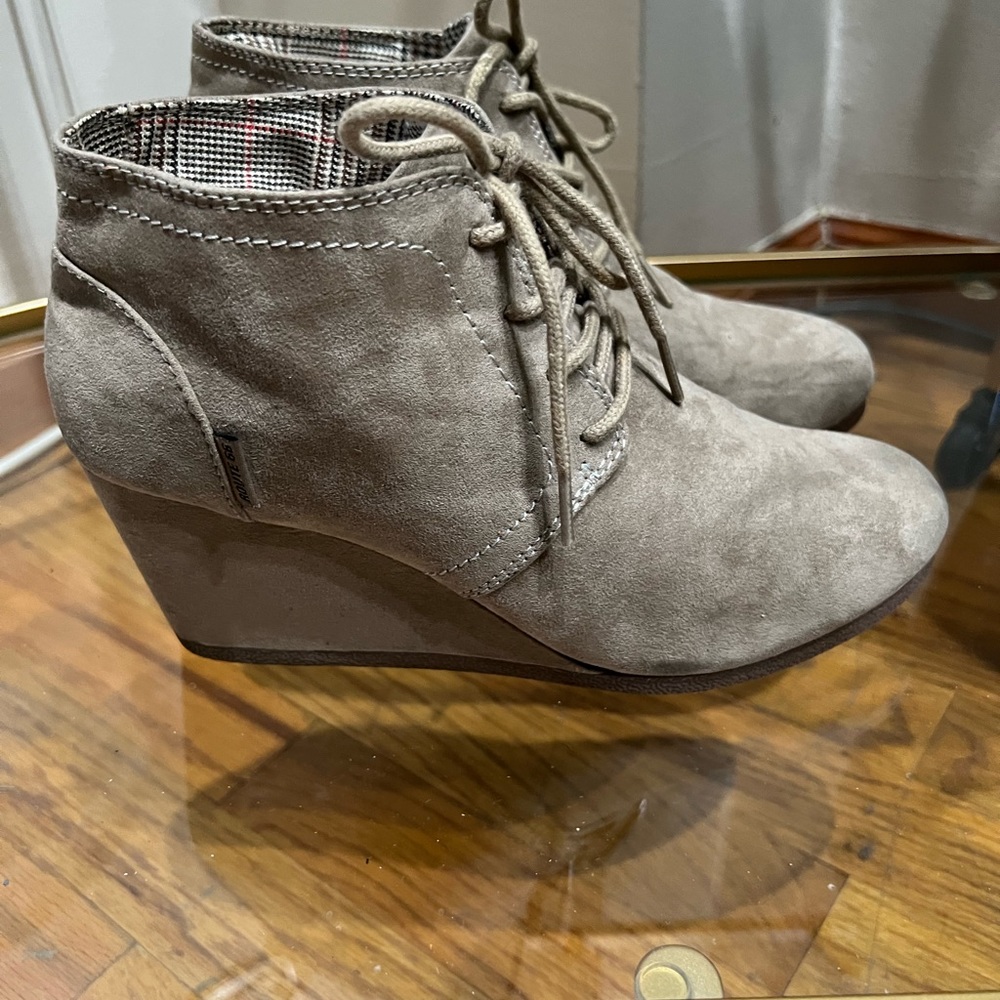 Route 66 Tan Brown Ankle Booties Lace Up Wedge Heel Size 8. In good condition